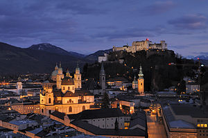 Salzburg - Panorama (nachts)2.jpg